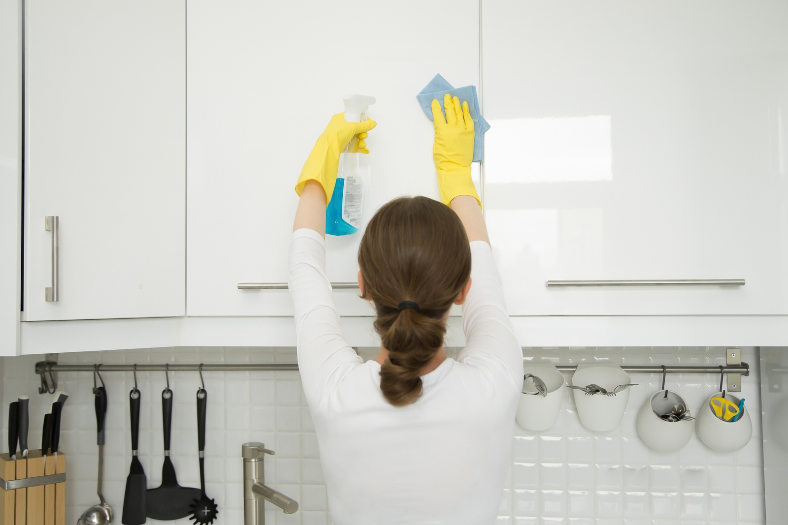 Чем отмыть кухню от разводов. Мытье кухни. Уборка кухни. Мытье кухонного гарнитура. Кухонная поверхность уборка.